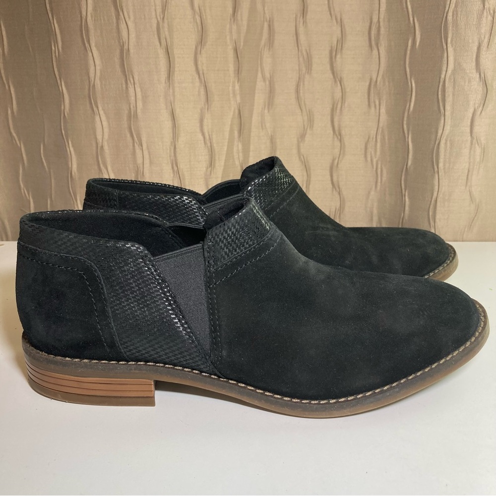 Clarks Chelsea Suede Bootie Women's 9 EU 40 Pull On Ankle Boot Black Leather